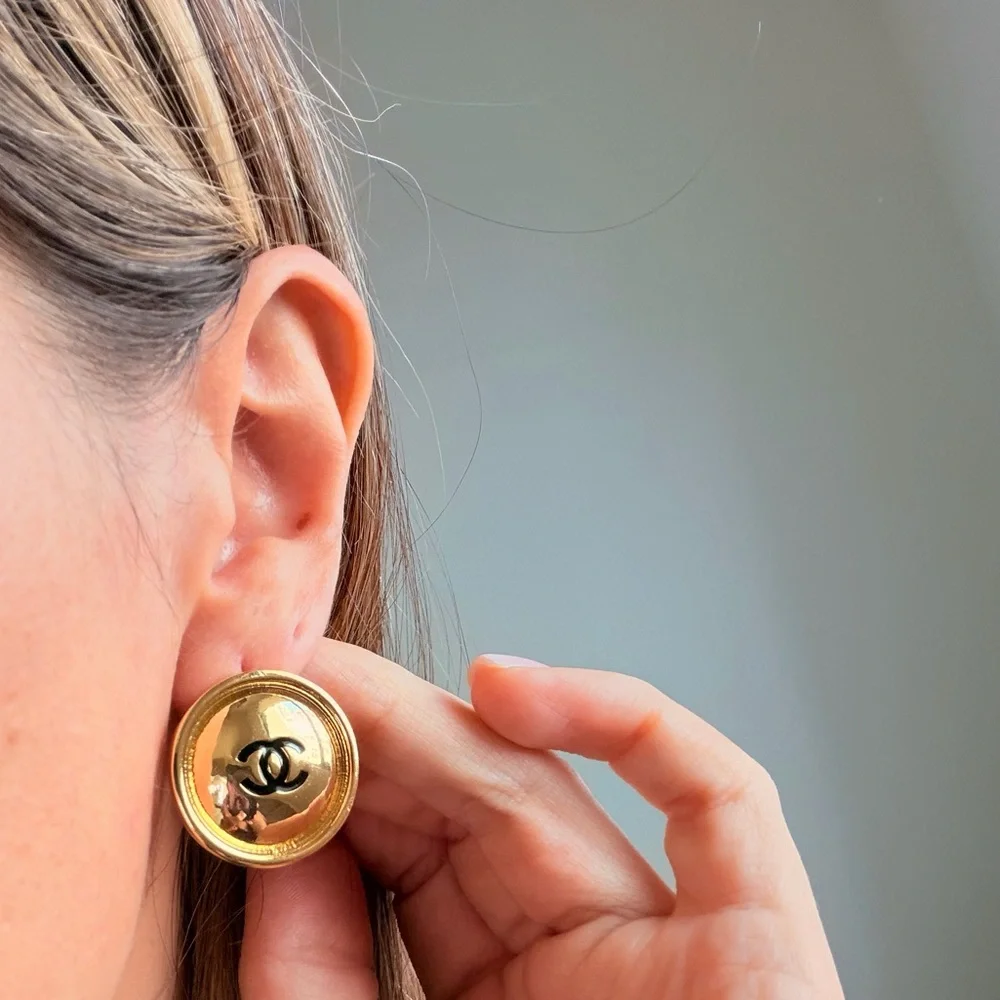 🖤Vintage Chanel Gold CC Logo Earrings✨ - Picture 5 of 10